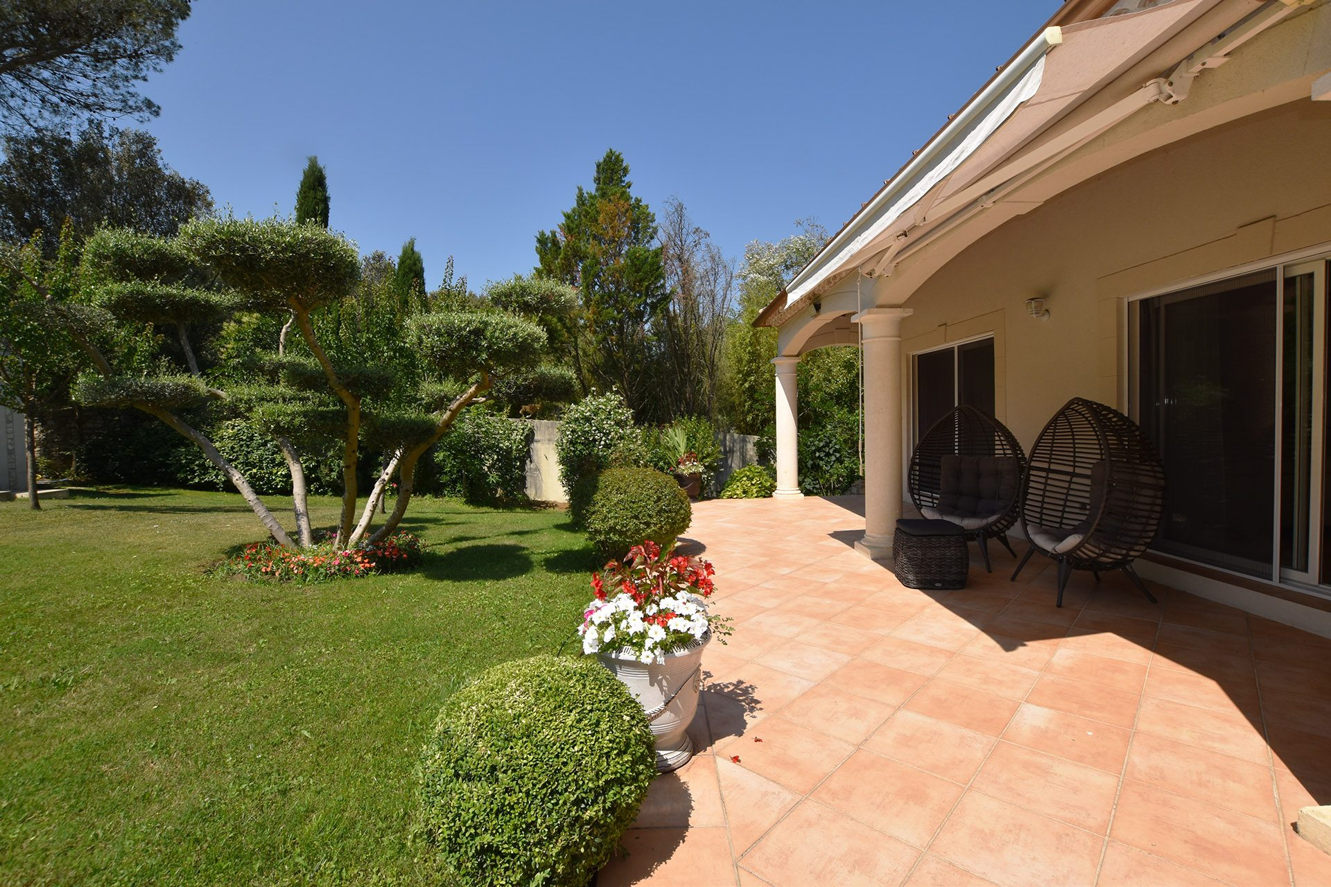 NÎMES – CARREAU DE LANES : Villa d’Exception de 248 m² sur 3000 m² de Terrain Paysagé avec Piscine et Pool House - photo 2