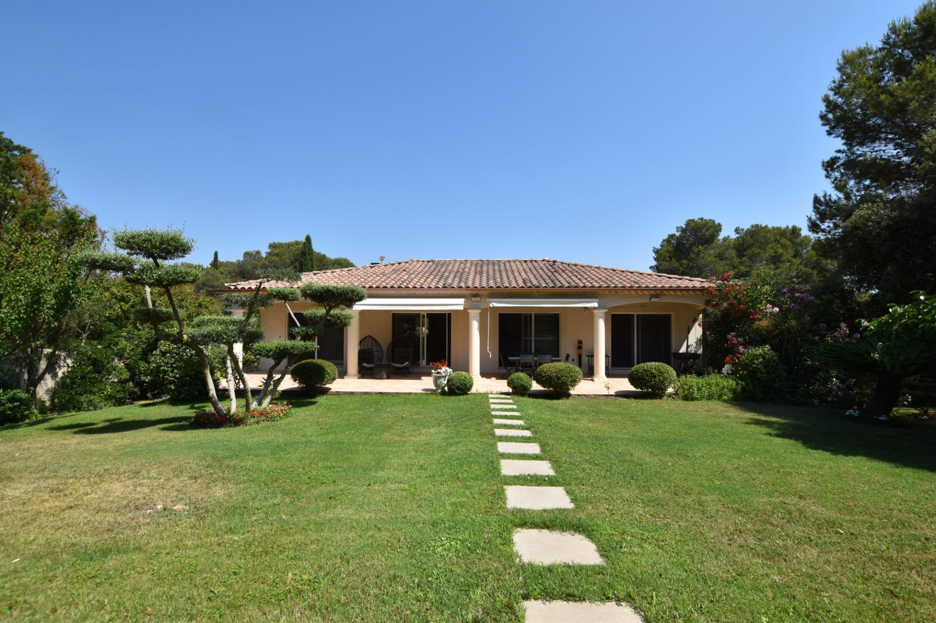 NÎMES – CARREAU DE LANES : Villa d’Exception de 248 m² sur 3000 m² de Terrain Paysagé avec Piscine et Pool House - photo 1