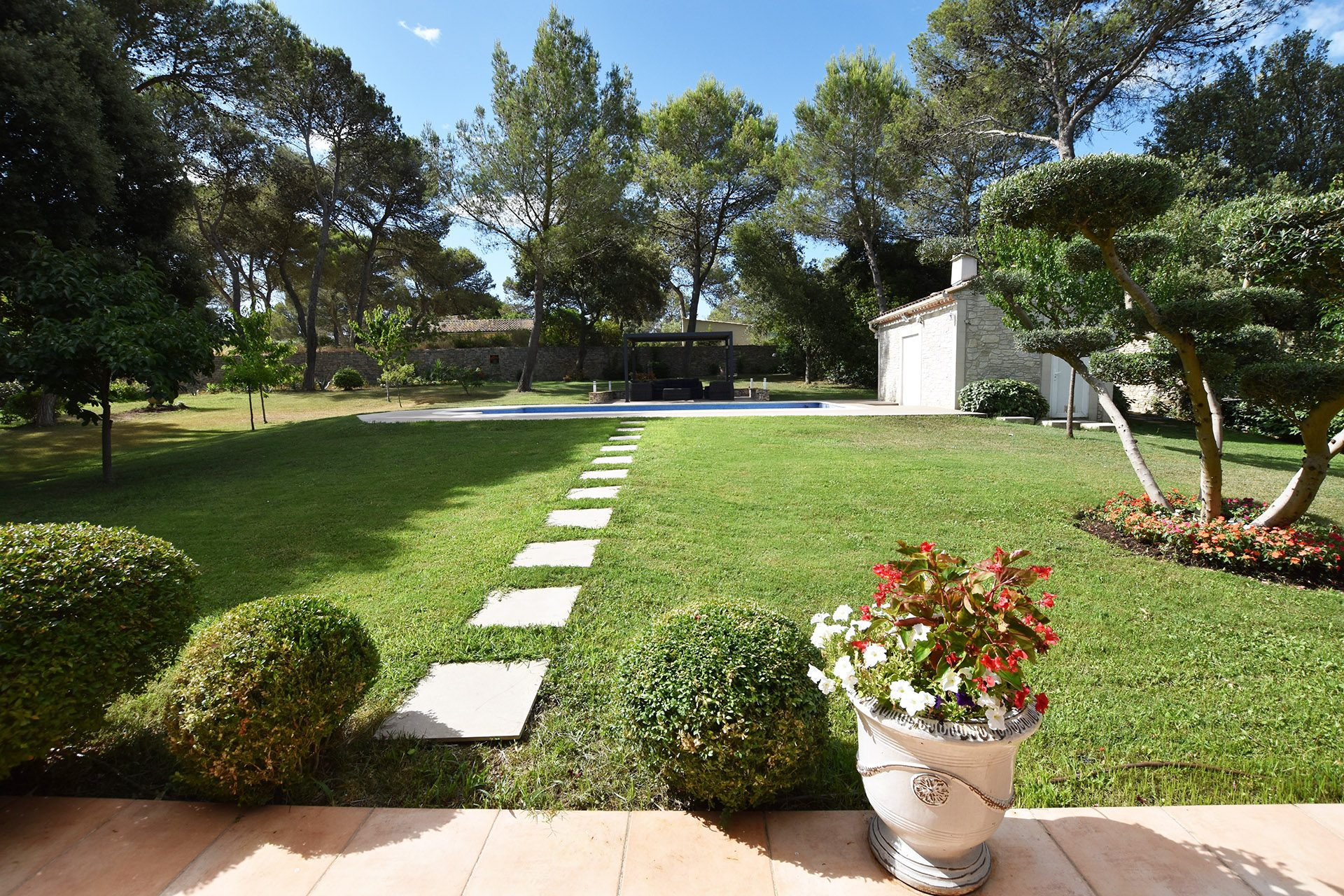NÎMES – CARREAU DE LANES : Villa d’Exception de 248 m² sur 3000 m² de Terrain Paysagé avec Piscine et Pool House - photo 3