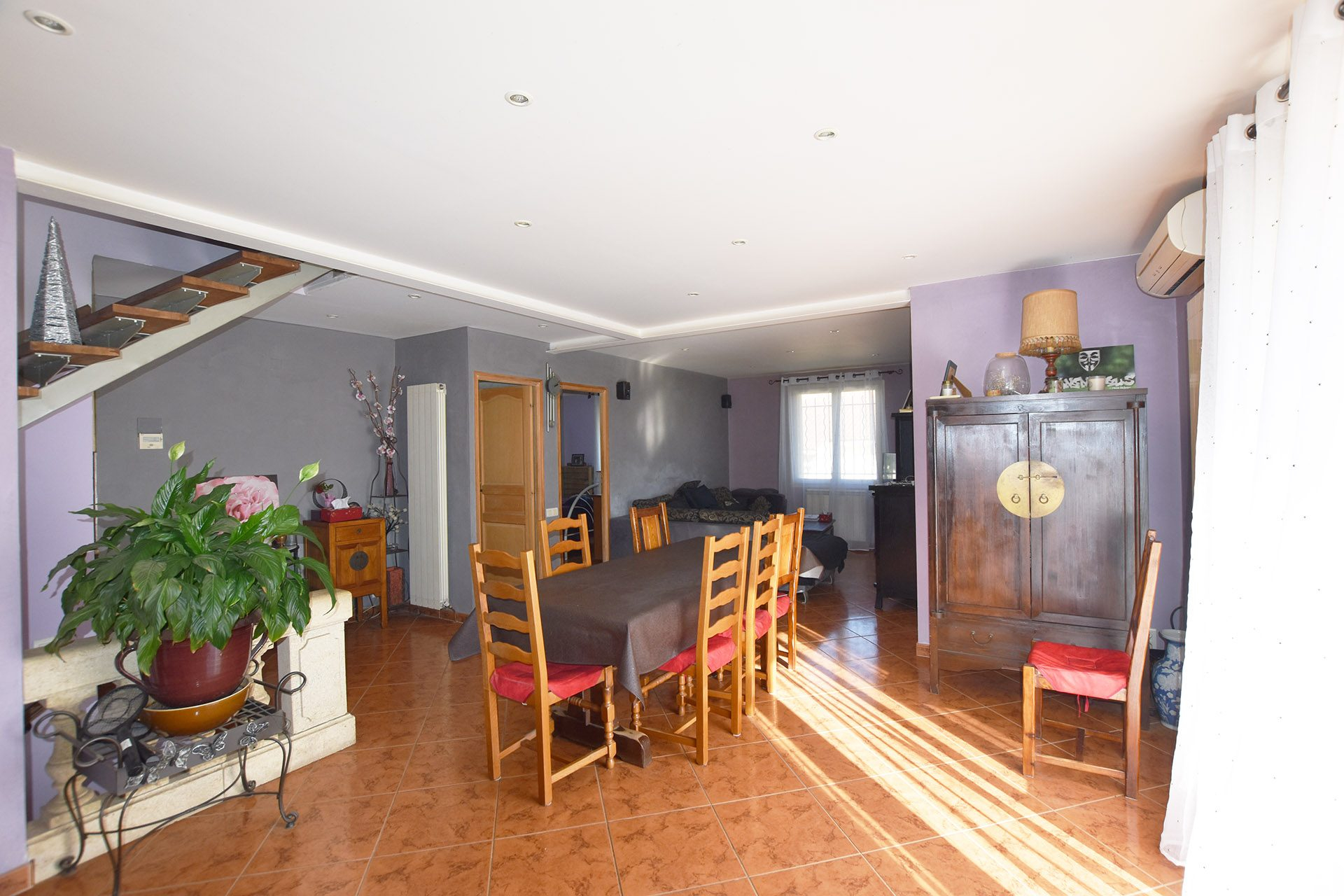 GARONS : Maison familiale de type 7 de 160 m² avec jardin, piscine, garages et atelier. - photo 3