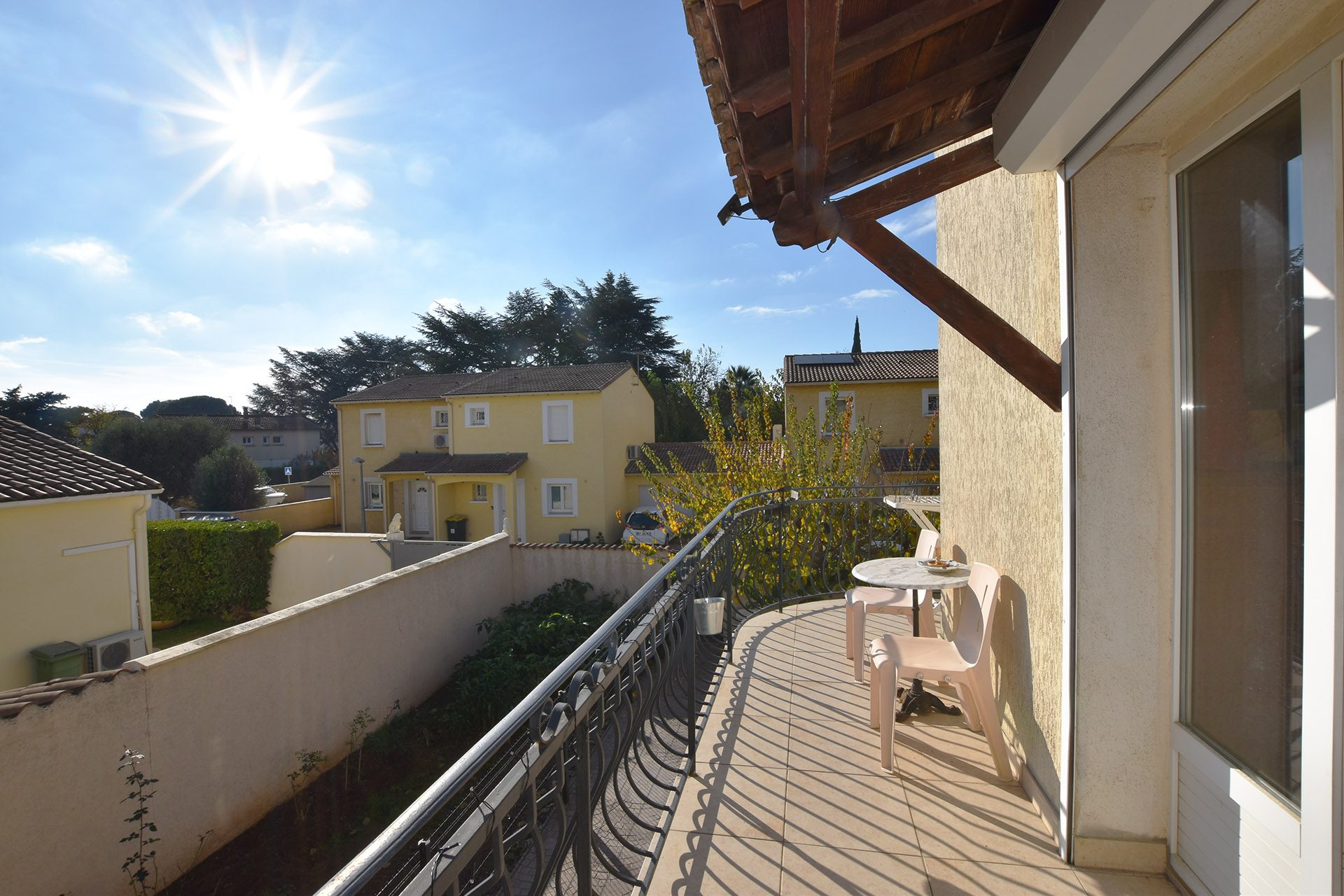 GARONS : Maison familiale de type 7 de 160 m² avec jardin, piscine, garages et atelier. - photo 2