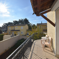 GARONS : Maison familiale de type 7 de 160 m² avec jardin, piscine, garages et atelier. - miniature 2