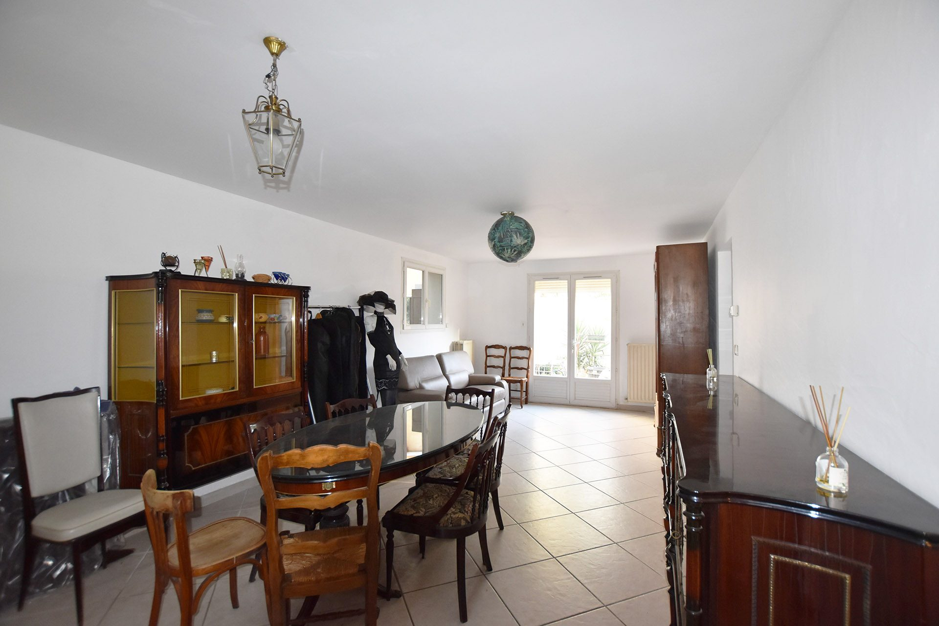 GARONS : Maison familiale de type 7 de 160 m² avec jardin, piscine, garages et atelier. - photo 11