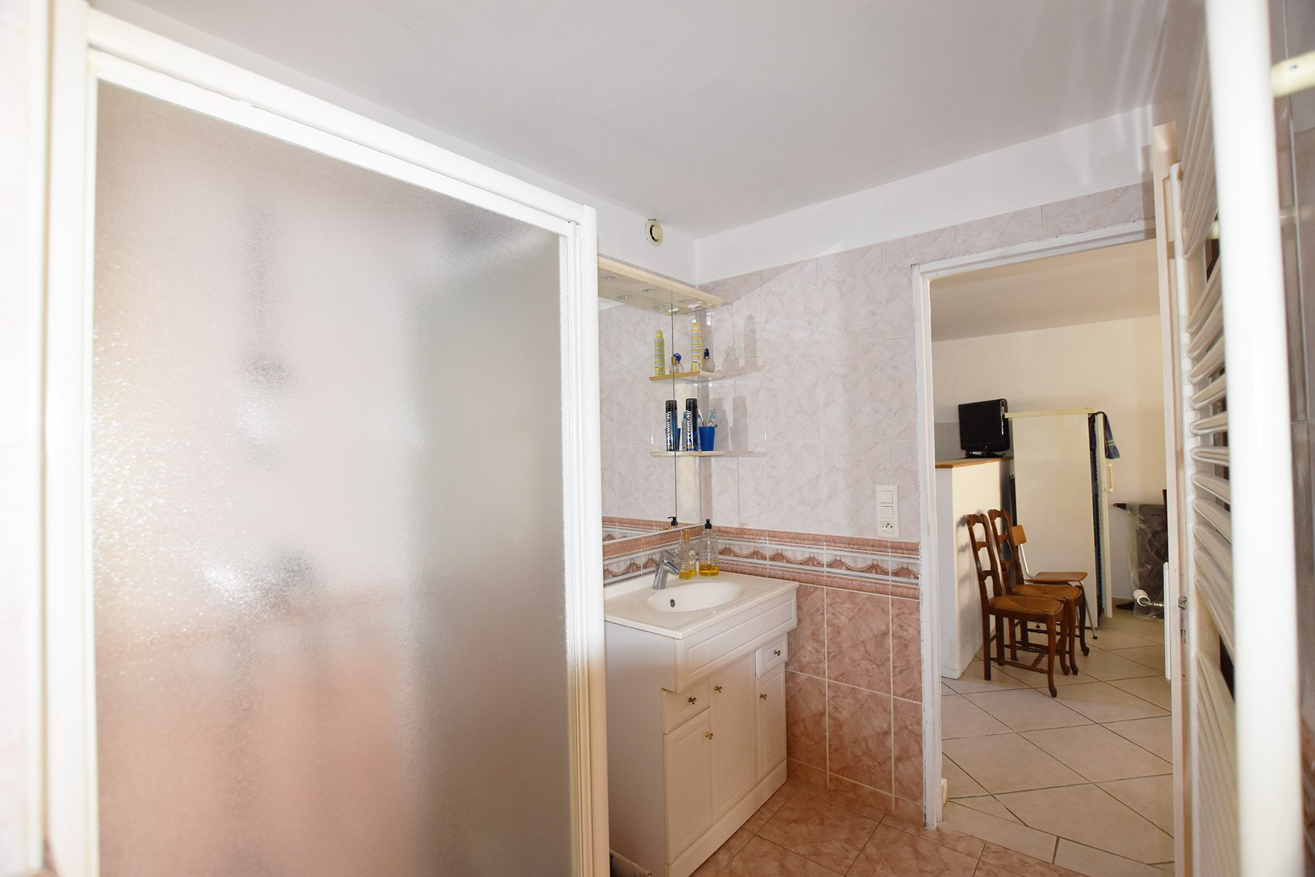 GARONS : Maison familiale de type 7 de 160 m² avec jardin, piscine, garages et atelier. - photo 16