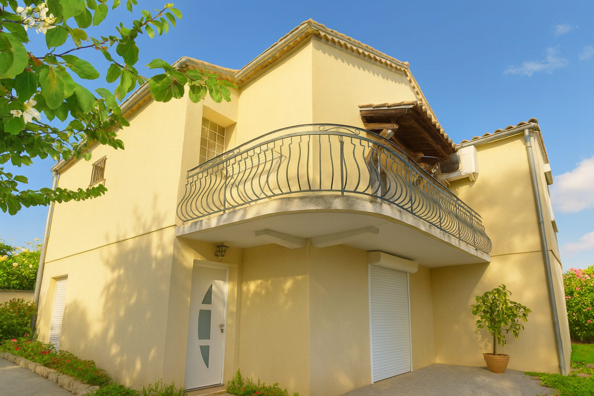 GARONS : Maison familiale de type 7 de 160 m² avec jardin, piscine, garages et atelier. - photo 1