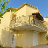 GARONS : Maison familiale de type 7 de 160 m² avec jardin, piscine, garages et atelier. - miniature 1