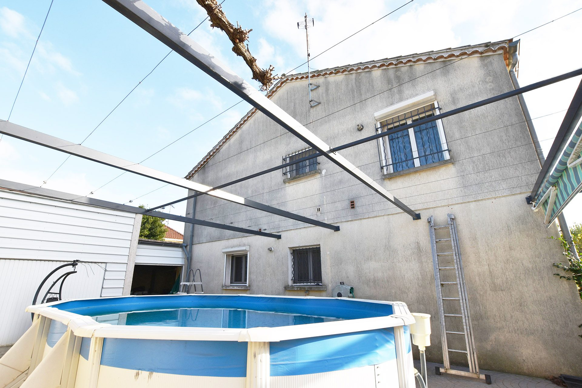 GARONS : Maison familiale de type 7 de 160 m² avec jardin, piscine, garages et atelier. - photo 19