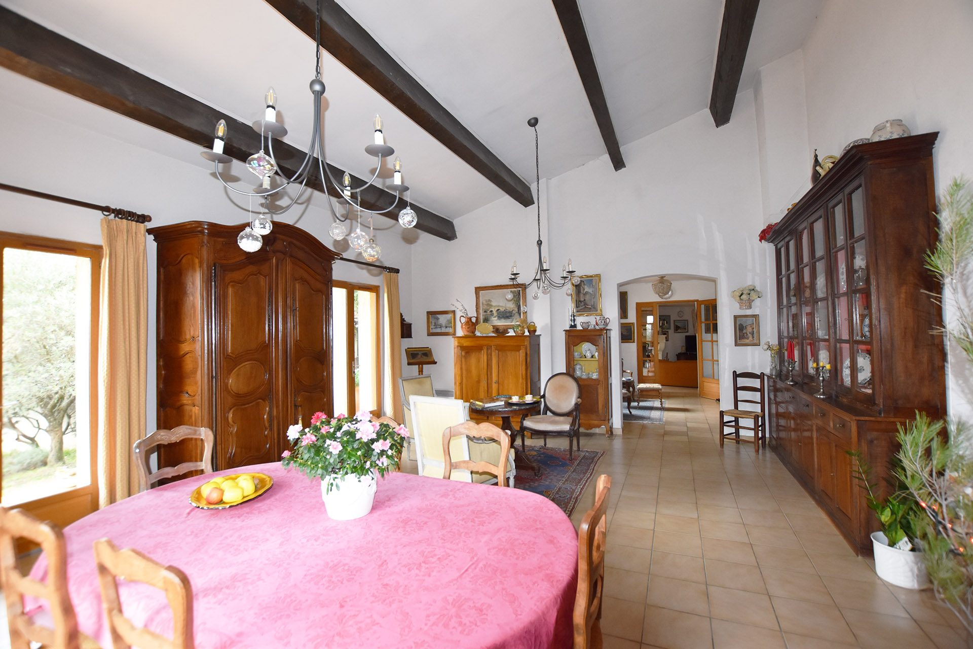 TAVEL : Spacieuse maison individuelle T7 de 214 m² sur un terrain arboré de 1560 m² - photo 2