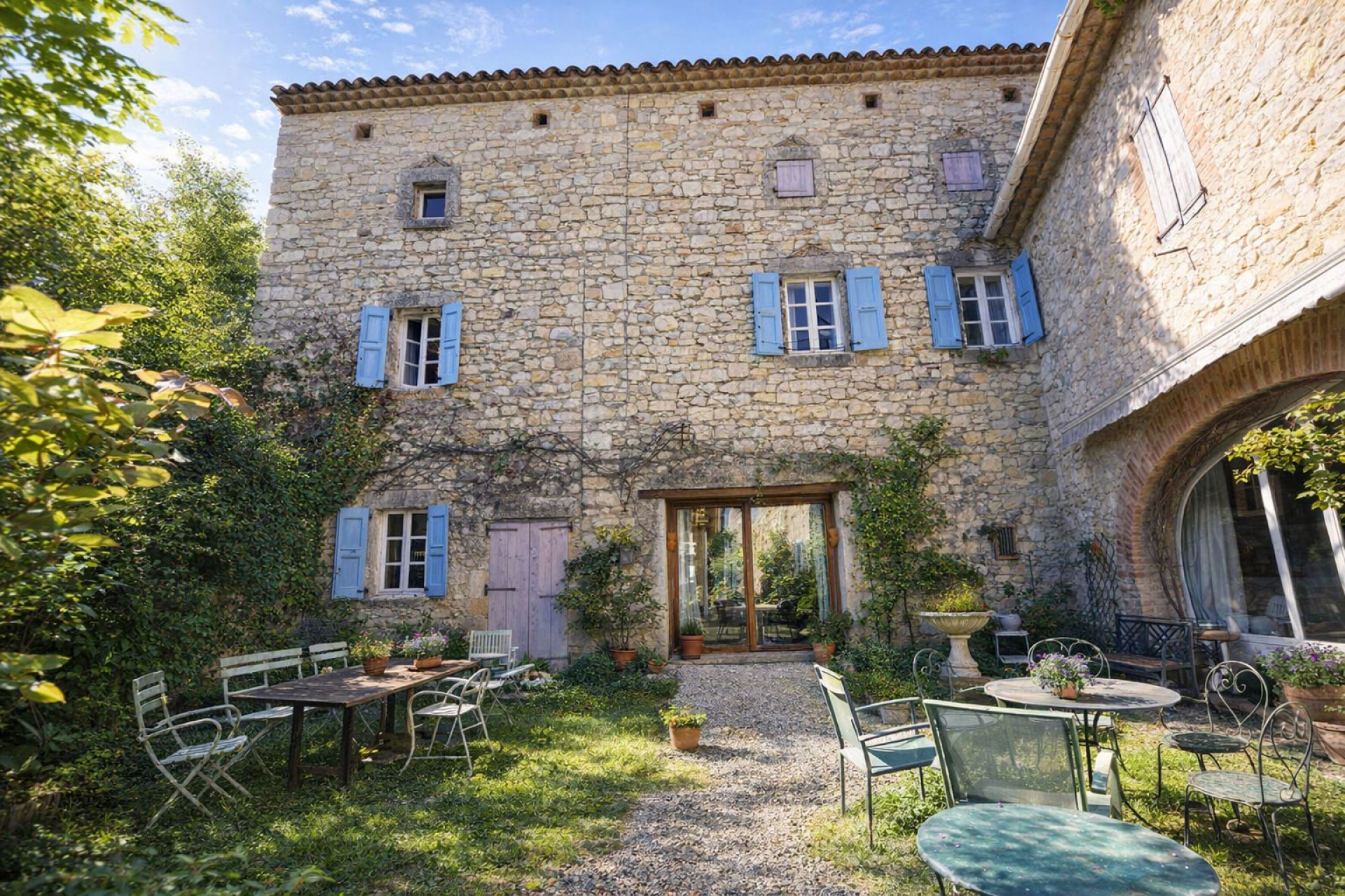 CASSAGNOLES : Mas provençal de caractère – 208 m² habitables – 355 m² au sol – Jardin 943 m² - photo 4