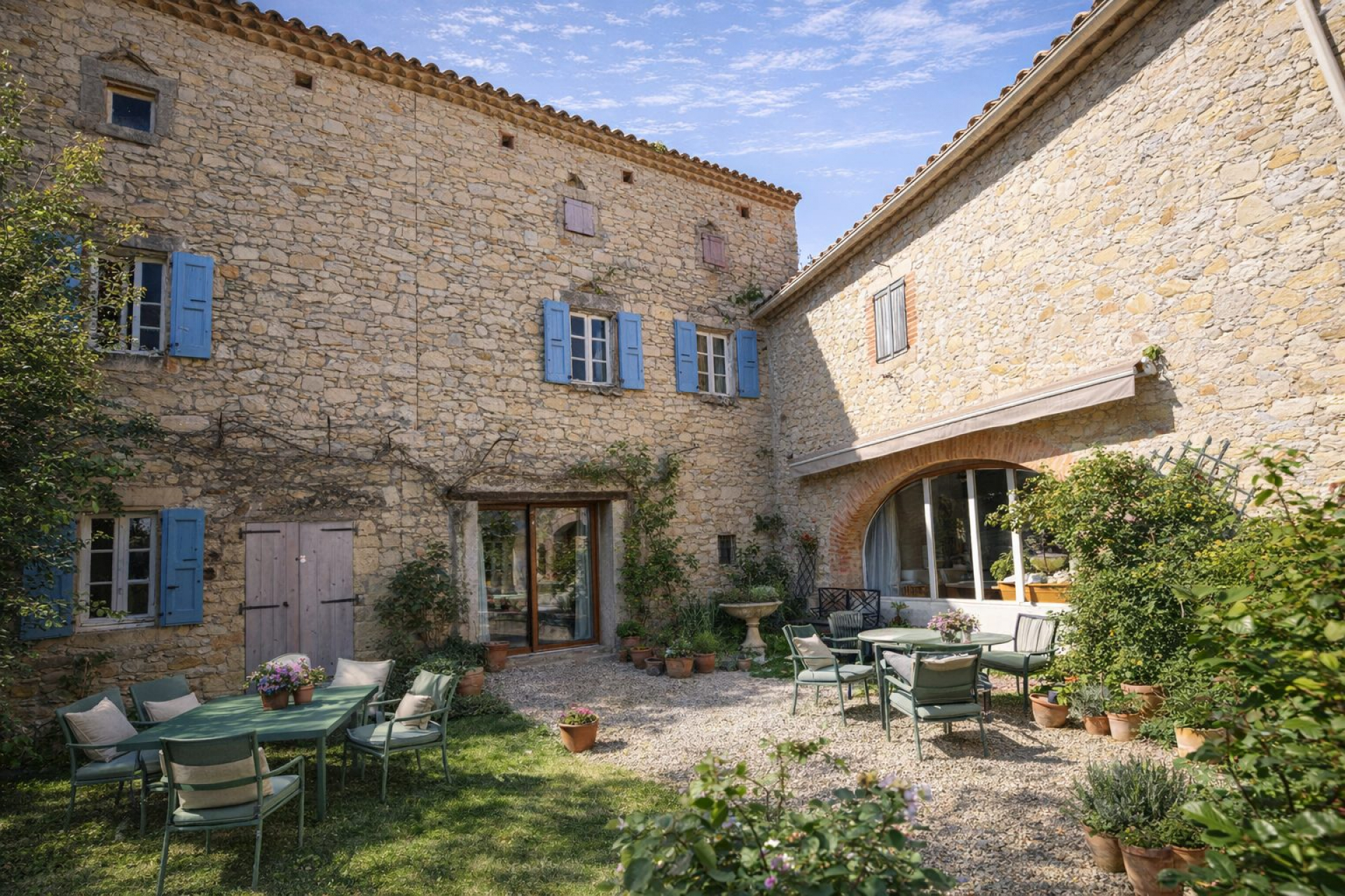 CASSAGNOLES : Mas provençal de caractère – 208 m² habitables – 355 m² au sol – Jardin 943 m² - photo 2