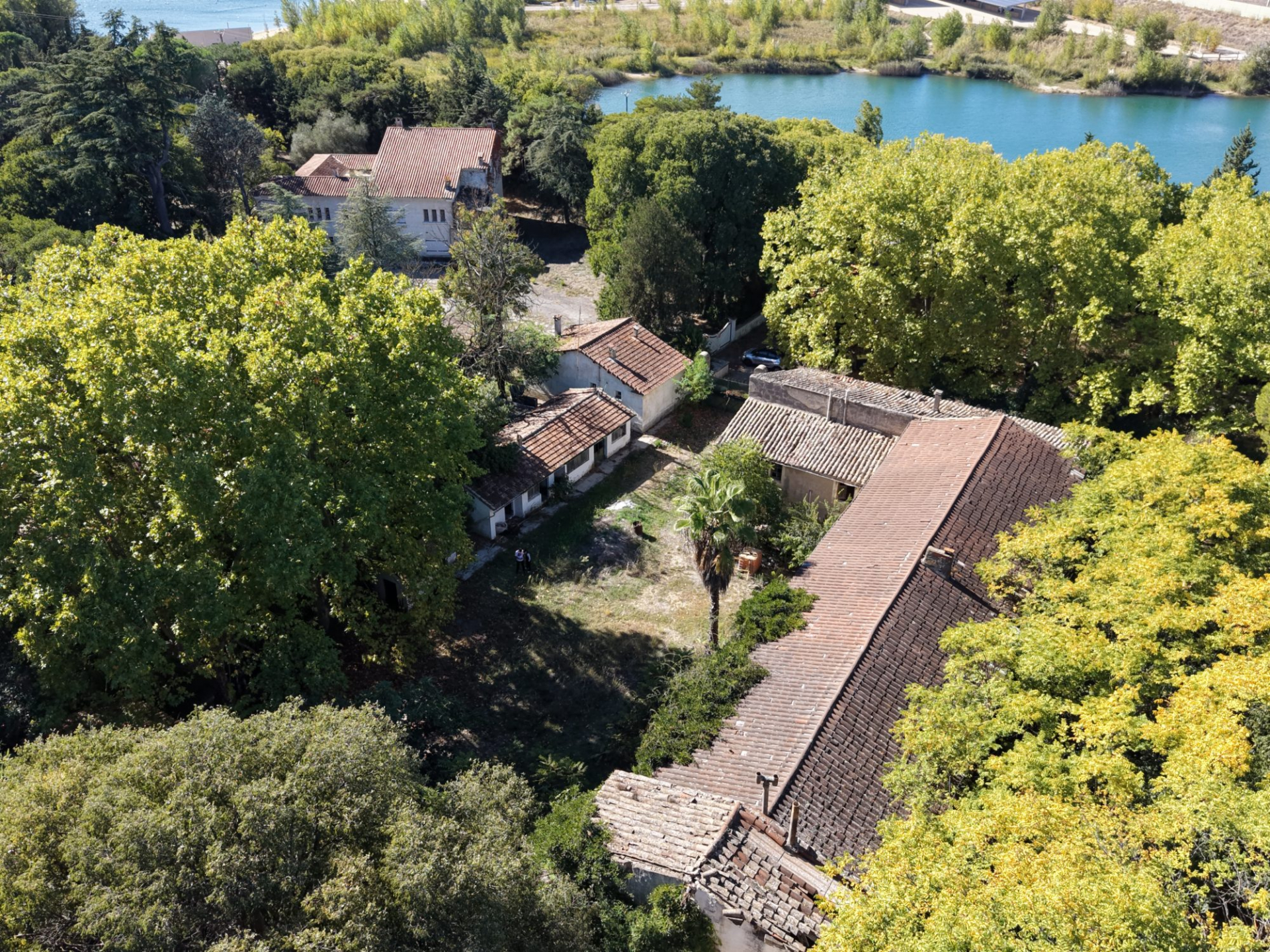 VERGEZE : Domaine comprenant une Maison de Maître, une Maison de Gardien et un grand Mas familial à rénover avec dépendances sur un terrain d'un hectare 7688 m² avec piscine. - photo 1