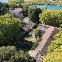 VERGEZE : Domaine comprenant une Maison de Maître, une Maison de Gardien et un grand Mas familial à rénover avec dépendances sur un terrain d'un hectare 7688 m² avec piscine. - miniature 1