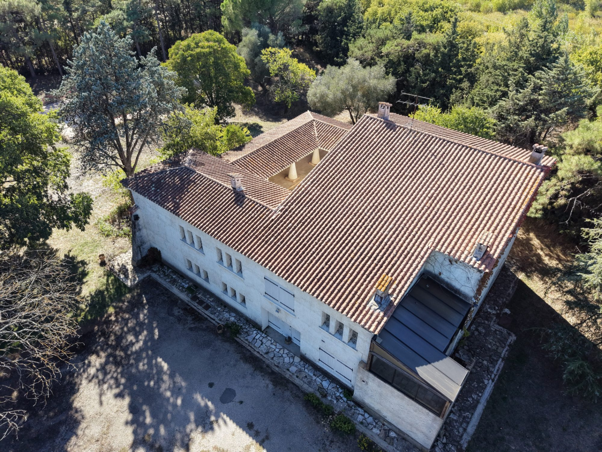 VERGEZE : Domaine comprenant une Maison de Maître, une Maison de Gardien et un grand Mas familial à rénover avec dépendances sur un terrain d'un hectare 7688 m² avec piscine. - photo 2