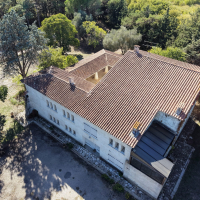 VERGEZE : Domaine comprenant une Maison de Maître, une Maison de Gardien et un grand Mas familial à rénover avec dépendances sur un terrain d'un hectare 7688 m² avec piscine. - miniature 2