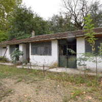 VERGEZE : Domaine comprenant une Maison de Maître, une Maison de Gardien et un grand Mas familial à rénover avec dépendances sur un terrain d'un hectare 7688 m² avec piscine. - miniature 9