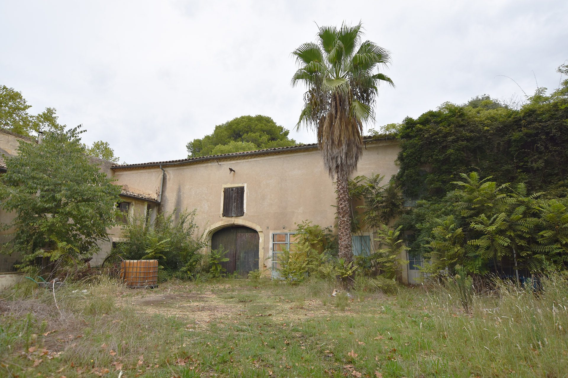 VERGEZE : Domaine comprenant une Maison de Maître, une Maison de Gardien et un grand Mas familial à rénover avec dépendances sur un terrain d'un hectare 7688 m² avec piscine. - photo 5
