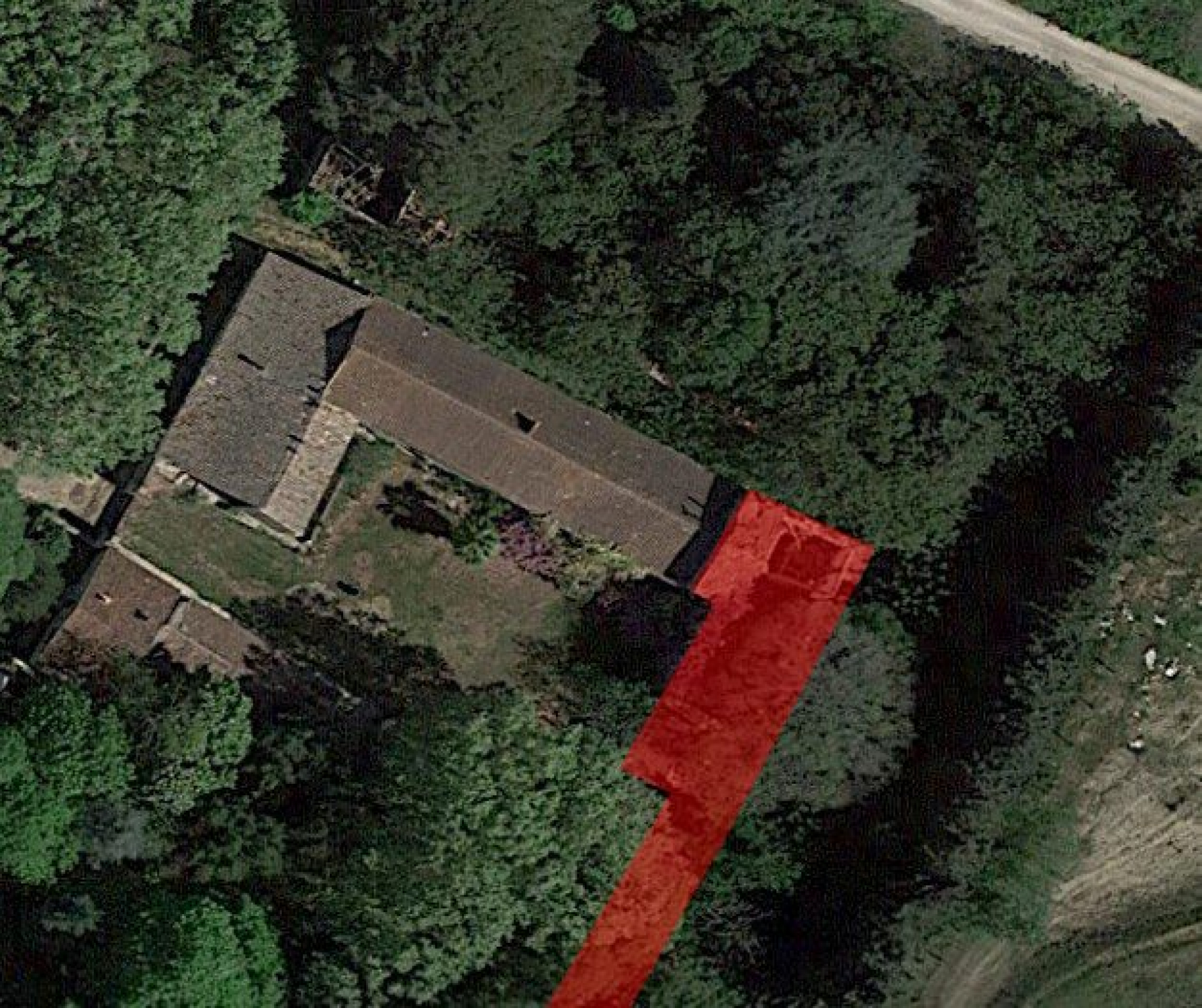 VERGEZE : Domaine comprenant une Maison de Maître, une Maison de Gardien et un grand Mas familial à rénover avec dépendances sur un terrain d'un hectare 7688 m² avec piscine. - photo 7