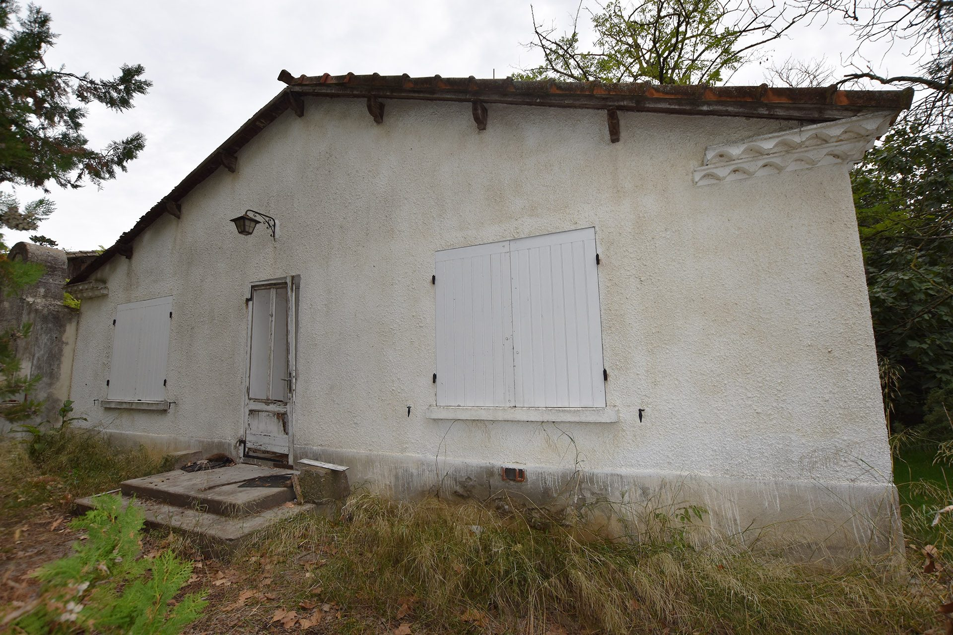 VERGEZE : Domaine comprenant une Maison de Maître, une Maison de Gardien et un grand Mas familial à rénover avec dépendances sur un terrain d'un hectare 7688 m² avec piscine. - photo 4