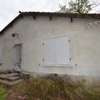 VERGEZE : Domaine comprenant une Maison de Maître, une Maison de Gardien et un grand Mas familial à rénover avec dépendances sur un terrain d'un hectare 7688 m² avec piscine. - miniature 4