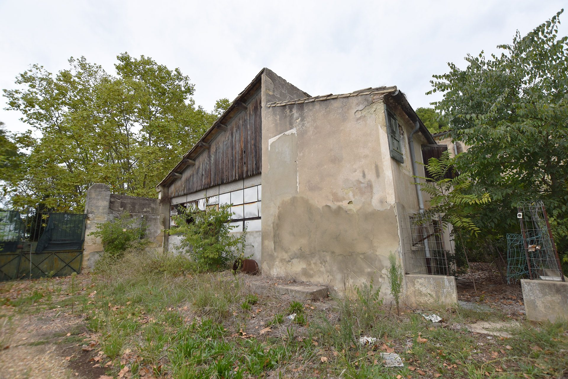 VERGEZE : Domaine comprenant une Maison de Maître, une Maison de Gardien et un grand Mas familial à rénover avec dépendances sur un terrain d'un hectare 7688 m² avec piscine. - photo 8