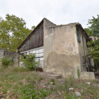 VERGEZE : Domaine comprenant une Maison de Maître, une Maison de Gardien et un grand Mas familial à rénover avec dépendances sur un terrain d'un hectare 7688 m² avec piscine. - miniature 8