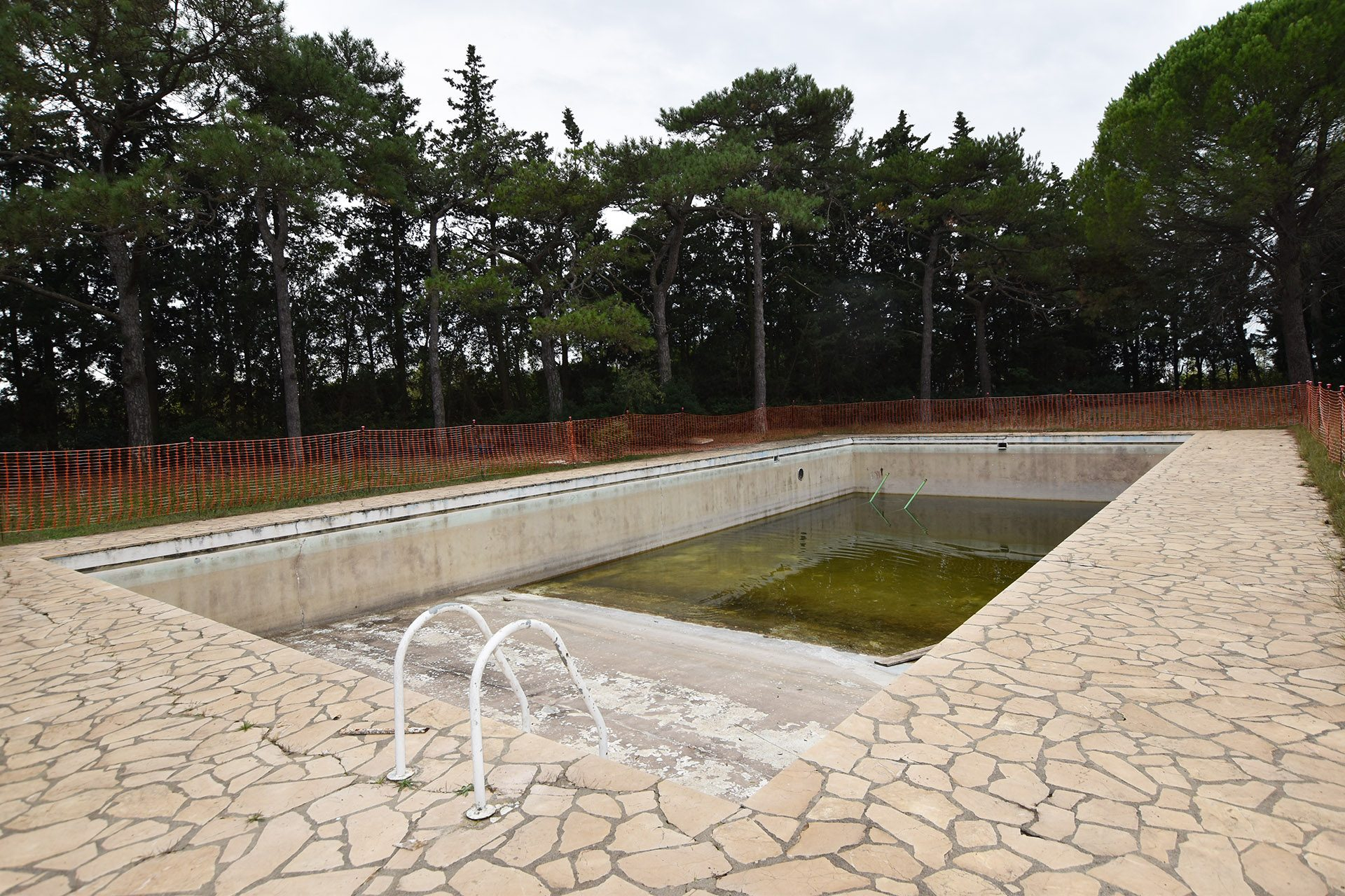 VERGEZE : Domaine comprenant une Maison de Maître, une Maison de Gardien et un grand Mas familial à rénover avec dépendances sur un terrain d'un hectare 7688 m² avec piscine. - photo 10