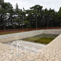 VERGEZE : Domaine comprenant une Maison de Maître, une Maison de Gardien et un grand Mas familial à rénover avec dépendances sur un terrain d'un hectare 7688 m² avec piscine. - miniature 10