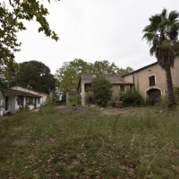 VERGEZE : Domaine comprenant une Maison de Maître, une Maison de Gardien et un grand Mas familial à rénover avec dépendances sur un terrain d'un hectare 7688 m² avec piscine. - miniature 6