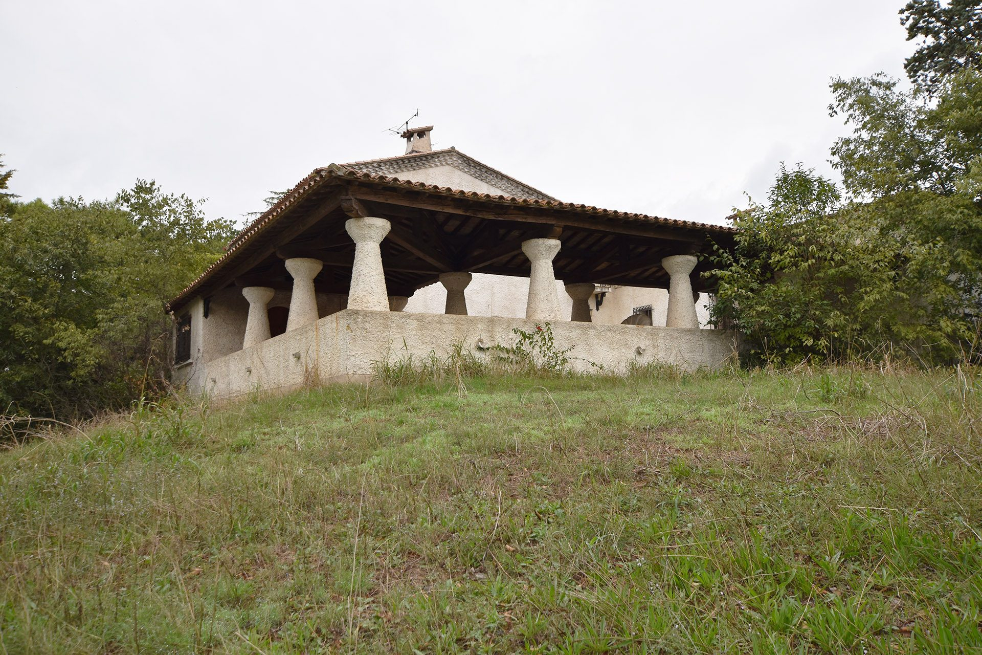 VERGEZE : Domaine comprenant une Maison de Maître, une Maison de Gardien et un grand Mas familial à rénover avec dépendances sur un terrain d'un hectare 7688 m² avec piscine. - photo 3