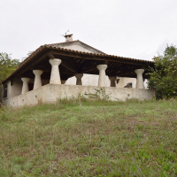 VERGEZE : Domaine comprenant une Maison de Maître, une Maison de Gardien et un grand Mas familial à rénover avec dépendances sur un terrain d'un hectare 7688 m² avec piscine. - miniature 3