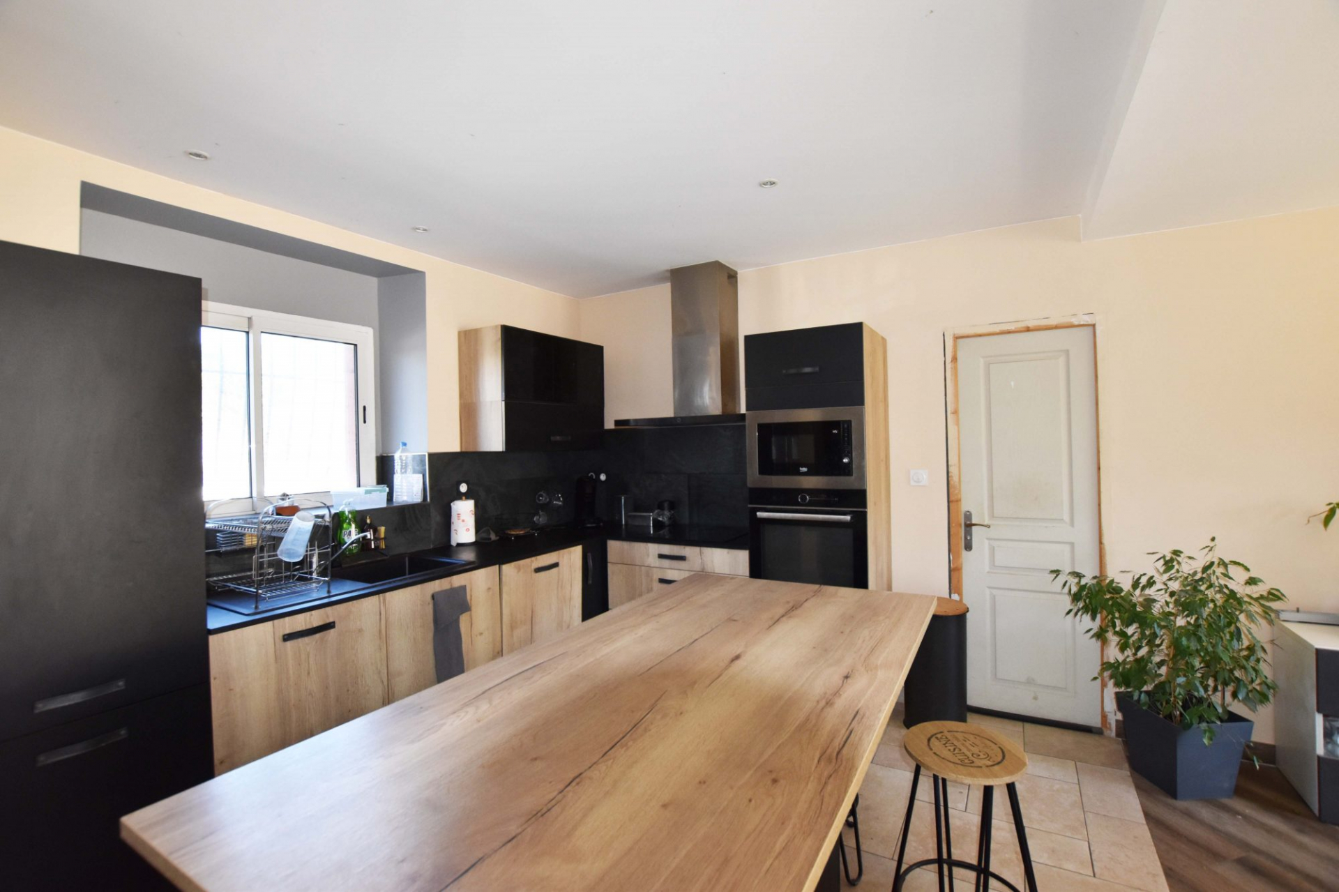 ALES : Maison  de type5 de 134 m² en R+1 rénovée avec garage et jardin. - photo 3
