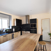 ALES : Maison  de type5 de 134 m² en R+1 rénovée avec garage et jardin. - miniature 3