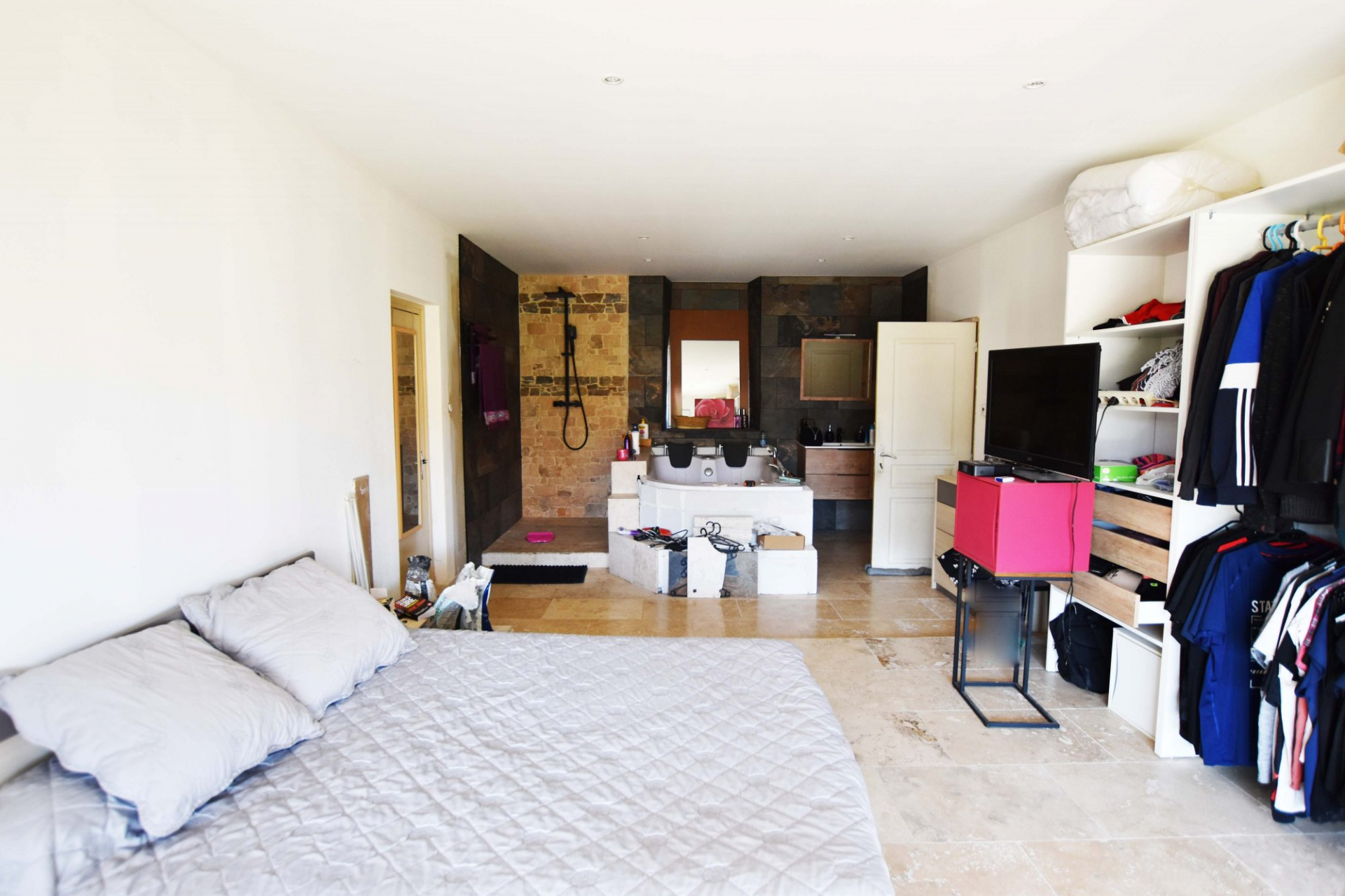 ALES : Maison  de type5 de 134 m² en R+1 rénovée avec garage et jardin. - photo 6