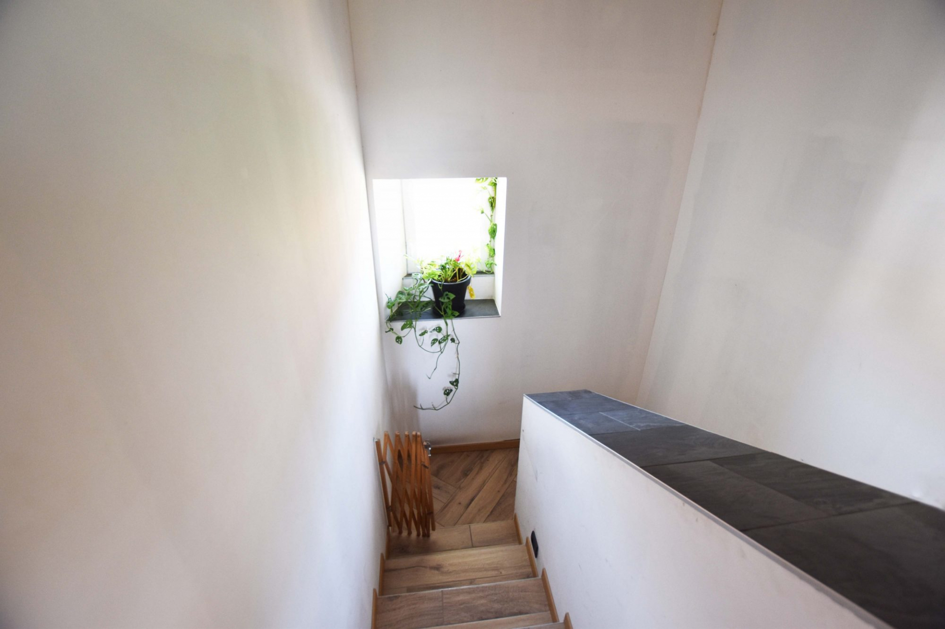 ALES : Maison  de type 5 de 134 m² en R+1 rénovée avec garage et jardin. - photo 8