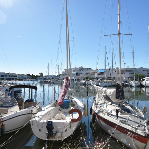 Le Grau-du-Roi Port Camargue : Marina Duplex T4/5 de 65 m², avec garage et appontement privatif.